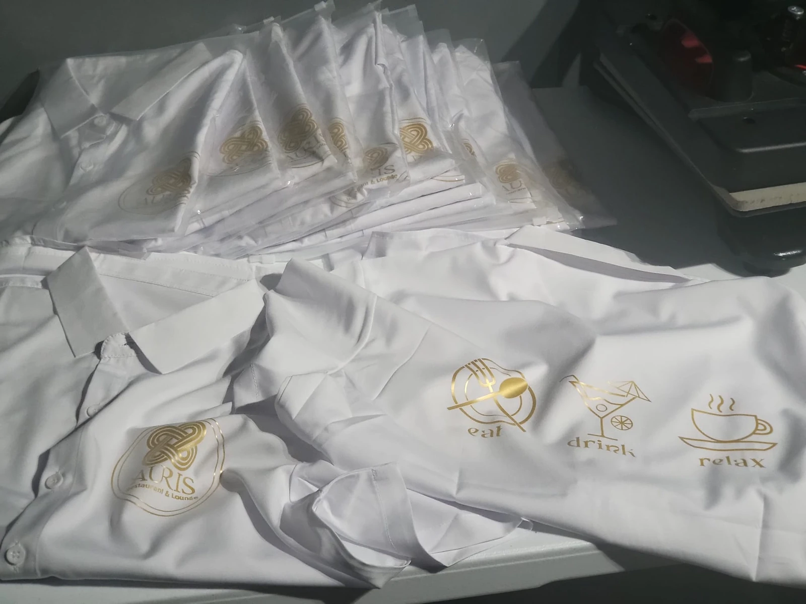 Auris restaurant - bar tops packed