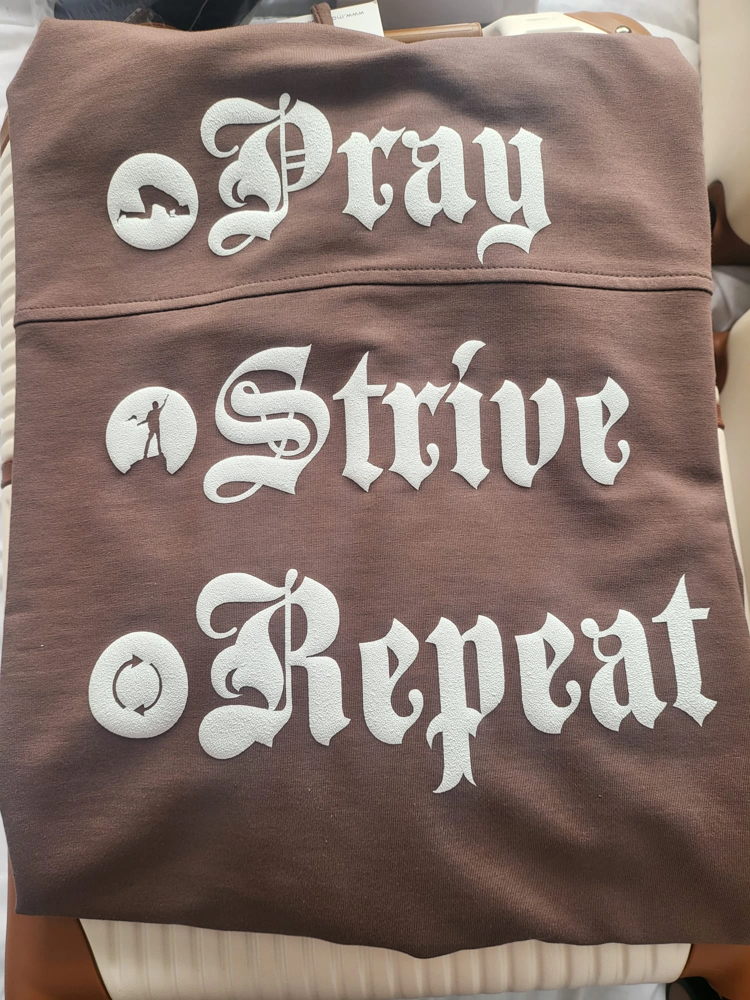 Pray Strive Repeat - hoodie brown